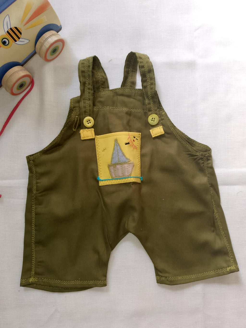Groene jumpsuit met gele zak