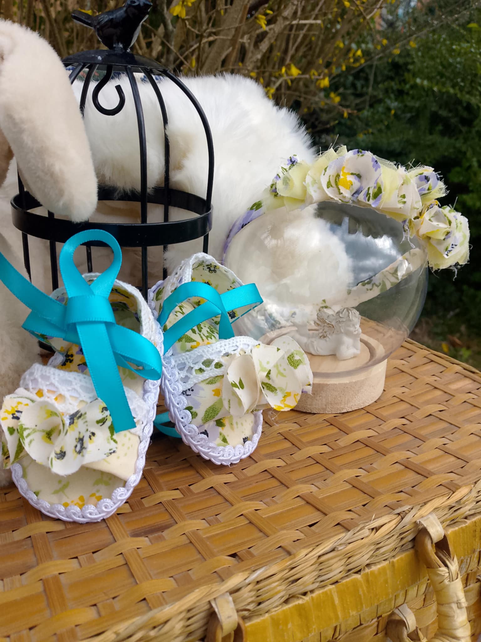 Babysandalen mit blauem Band