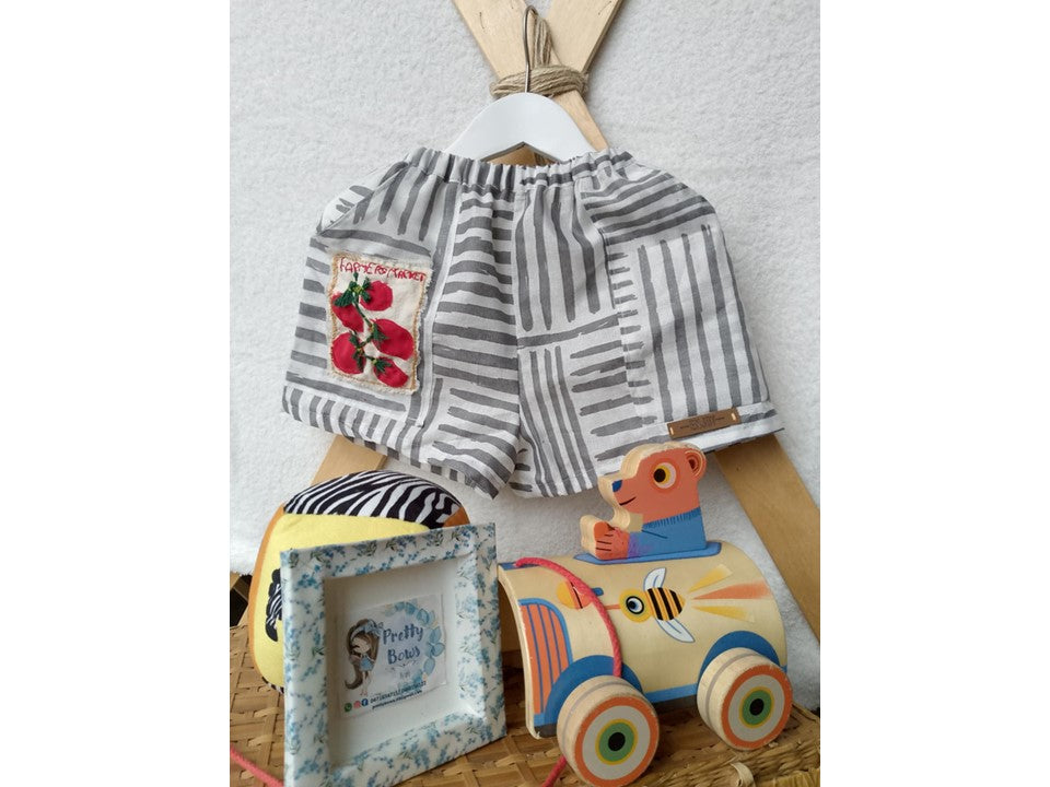 Jongensshort met geborduurde tomatenprint