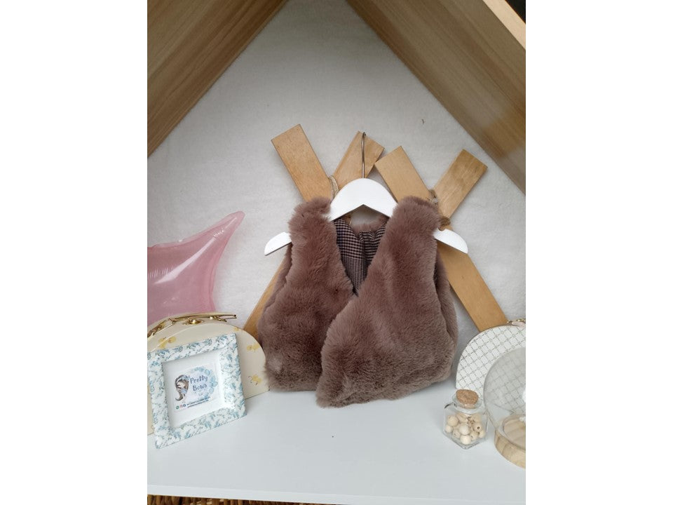 Bruin, harig vest voor kinderen.