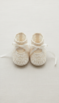 Baby-Booties aus Spitzenstoff in Creme
