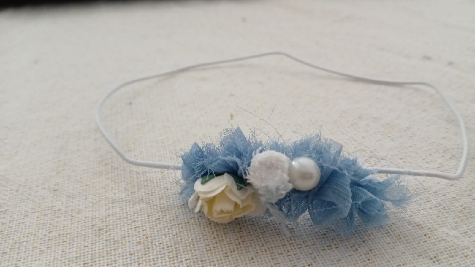 Blauwe haarband met parelmoer
