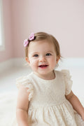 Twee kleine roze strikjes met witte stippen
