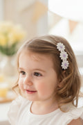 Violette Klammer mit drei lila Gänseblümchen