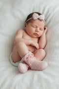 Set gebreide roze sokken en hoofdband