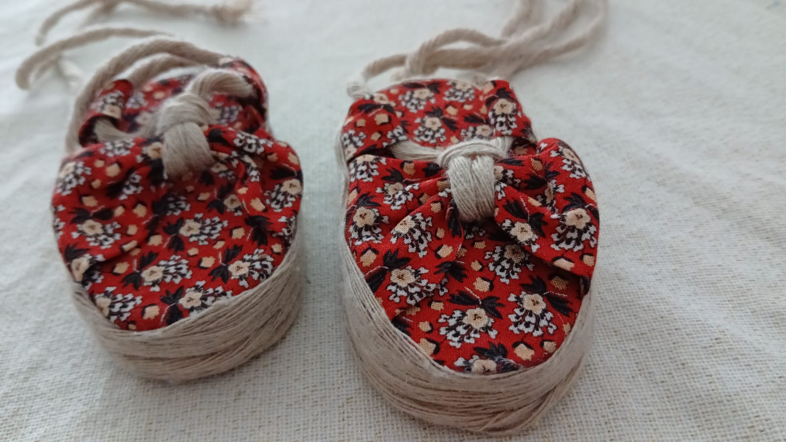 Rode sandalen met witte bloemenprint