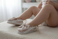 Paarse en witte gestreepte sandalen