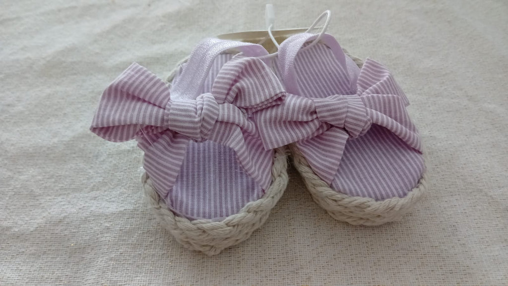 Sandalen met wit en lila gestreepte stof.