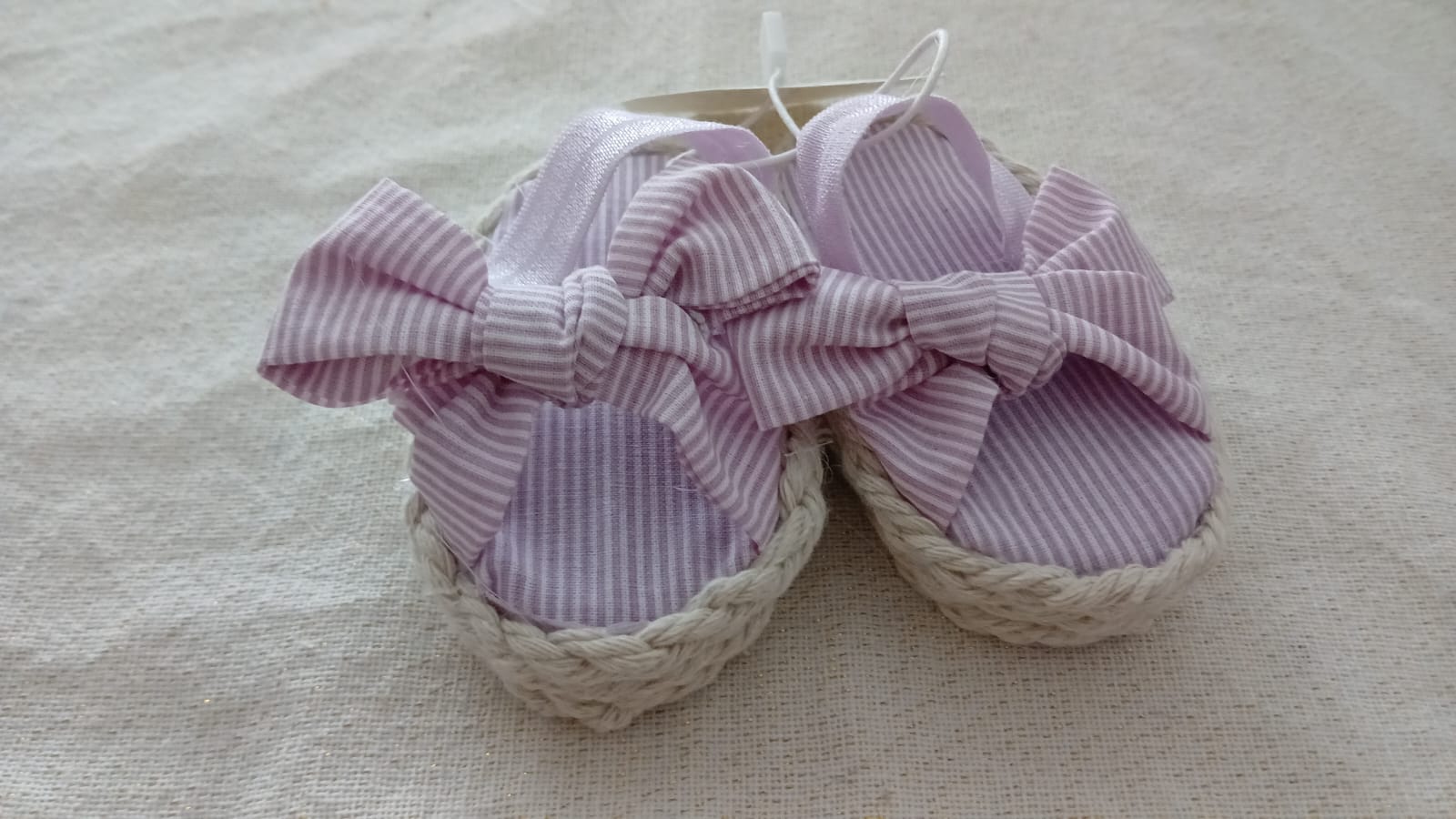 Sandalen met wit en lila gestreepte stof.