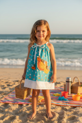 Zomerjurk turquoise met sinaasappelprint — meisje op het strand