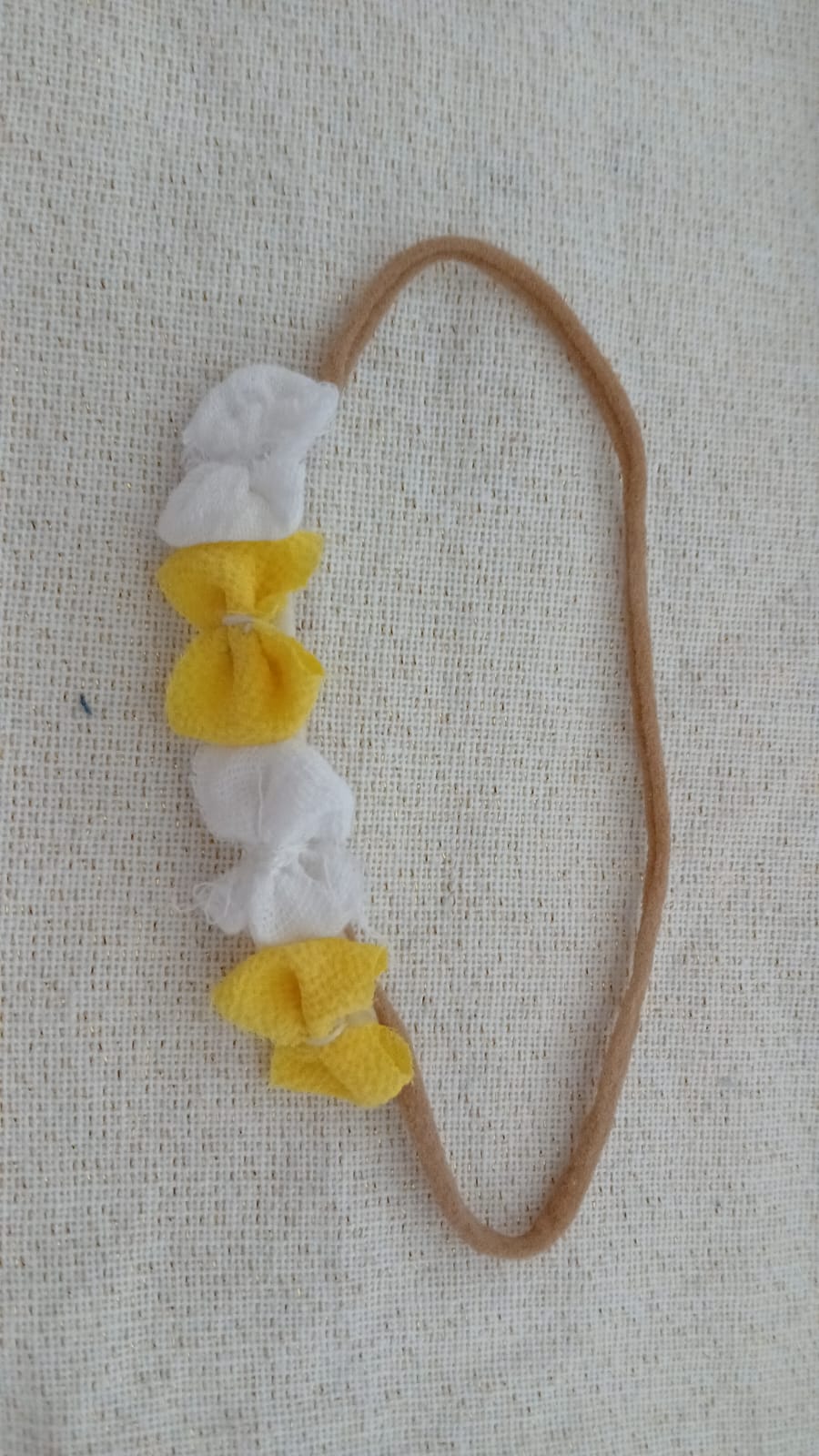 Haarband met witte en gele strik en parels