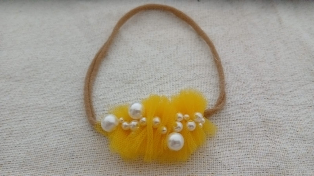 gele hoofdband van tule en geborduurde parels