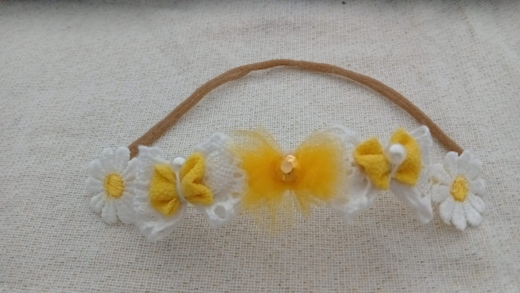 Haarband met madeliefjes, linten en gele tule