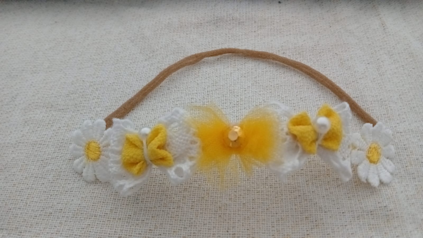 Haarband met madeliefjes, linten en gele tule