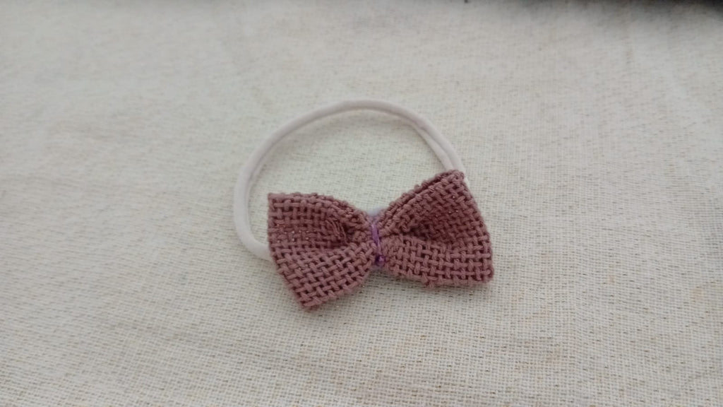 Violettes Haarband aus Biobaumwolle mit Textur.