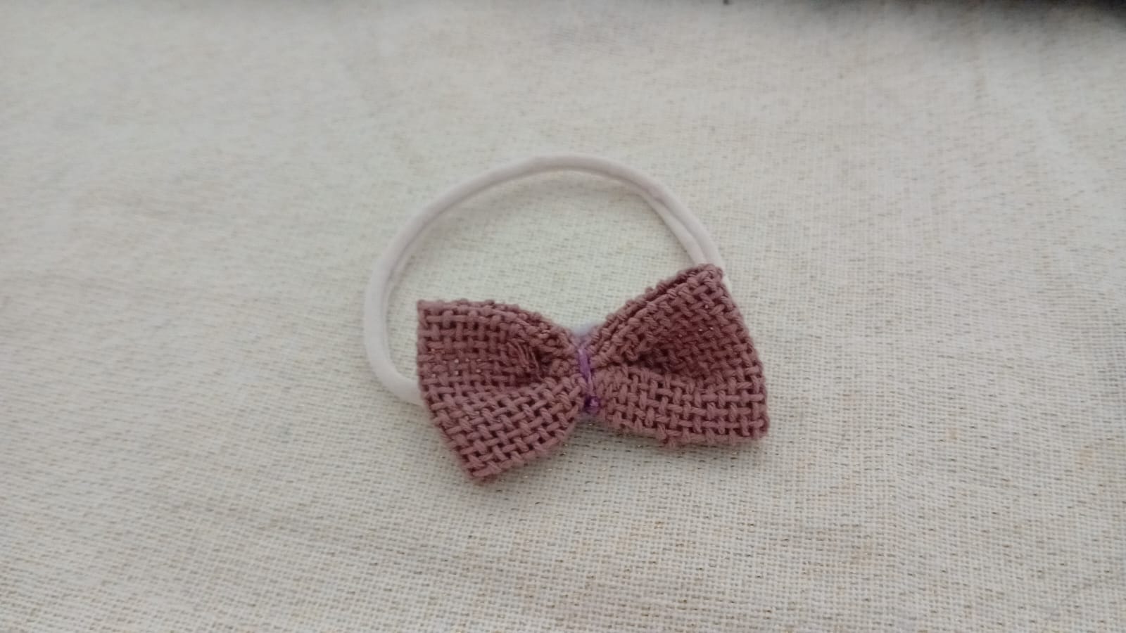 Violettes Haarband aus Biobaumwolle mit Textur.