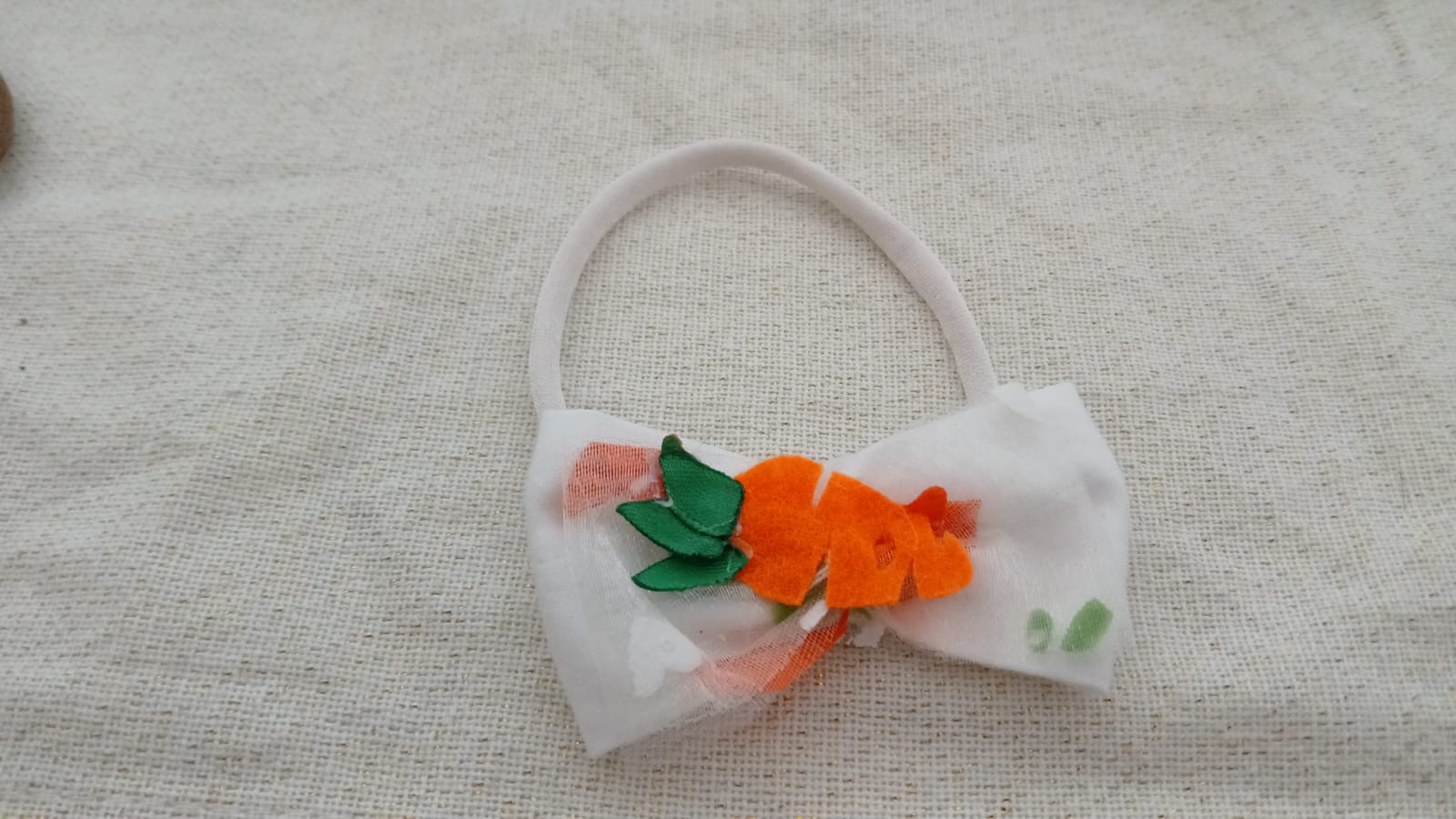 Meisjesbandana met strik en wortelspeldje
