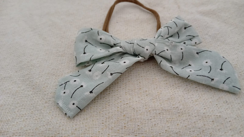 Haarband met groene strik en bloemenprint.