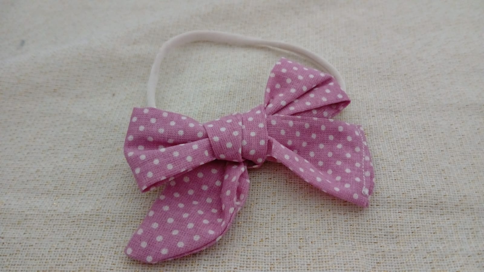 Haarband met paarse strik en witte stippenprint