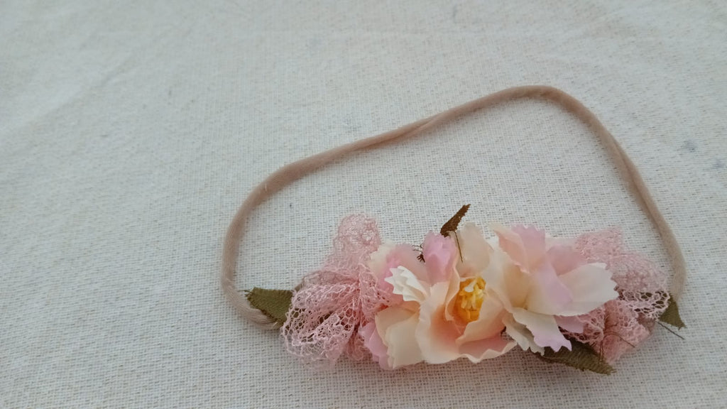 Haarband met bloemen in oranje tinten