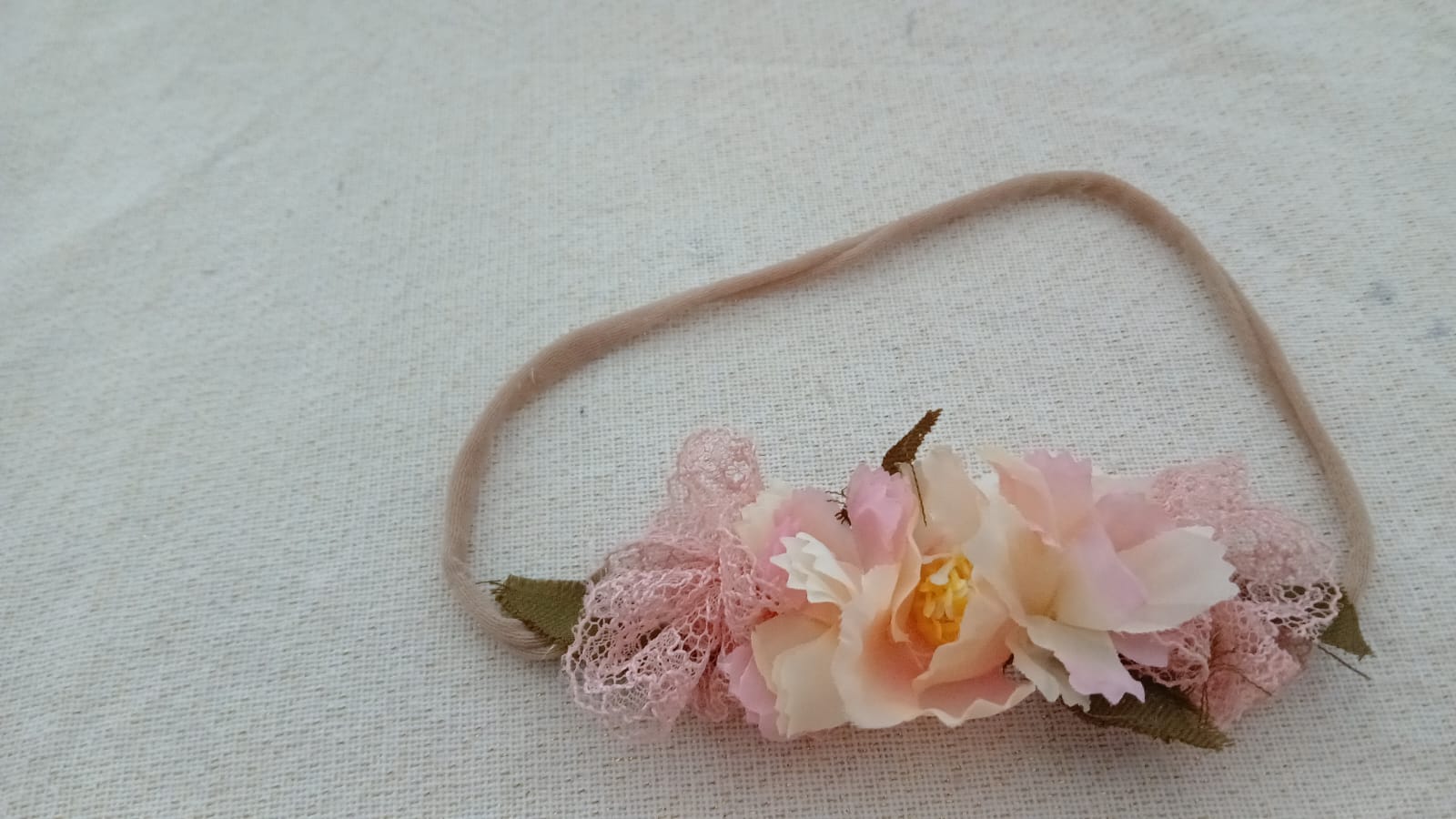 Haarband met bloemen in oranje tinten