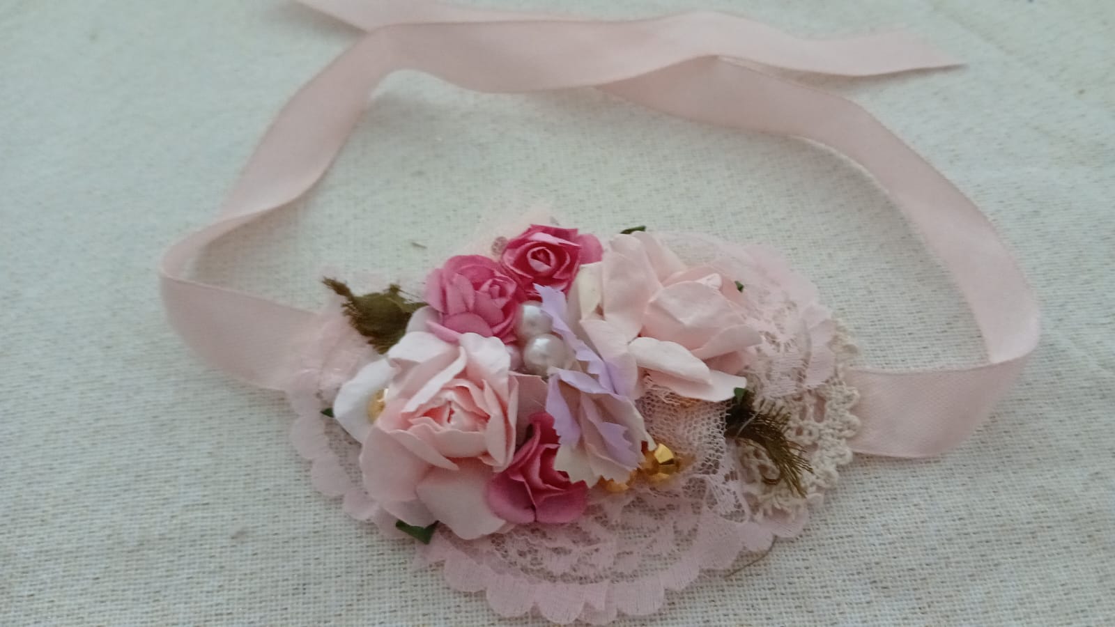 Haarband met bloemen in verschillende roze tinten