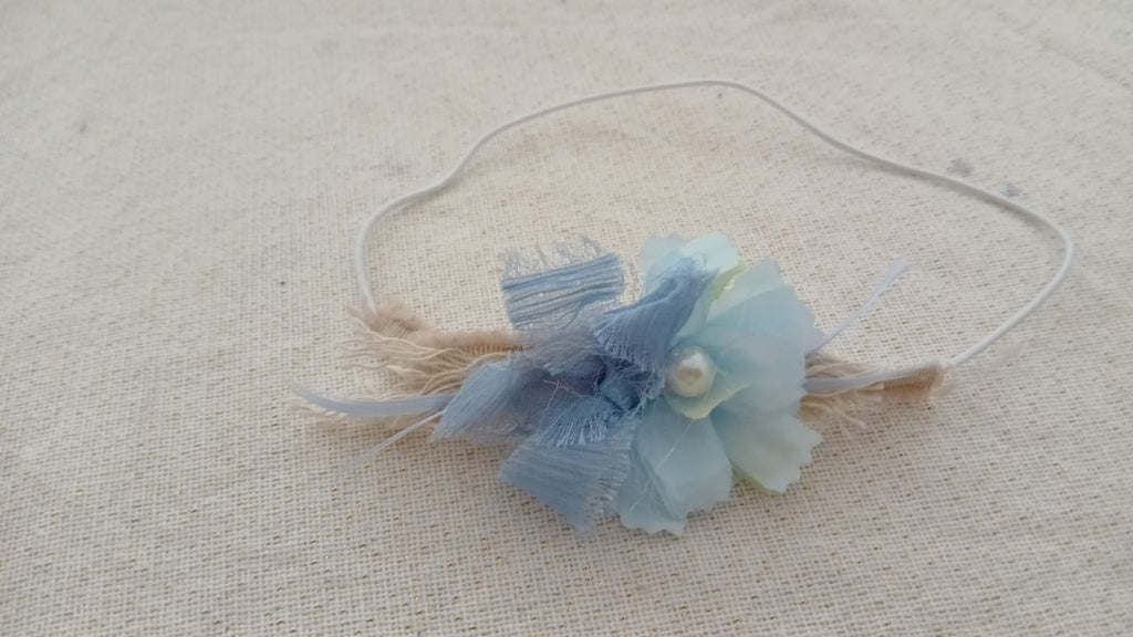 Haarband met bloemen en blauwe veren