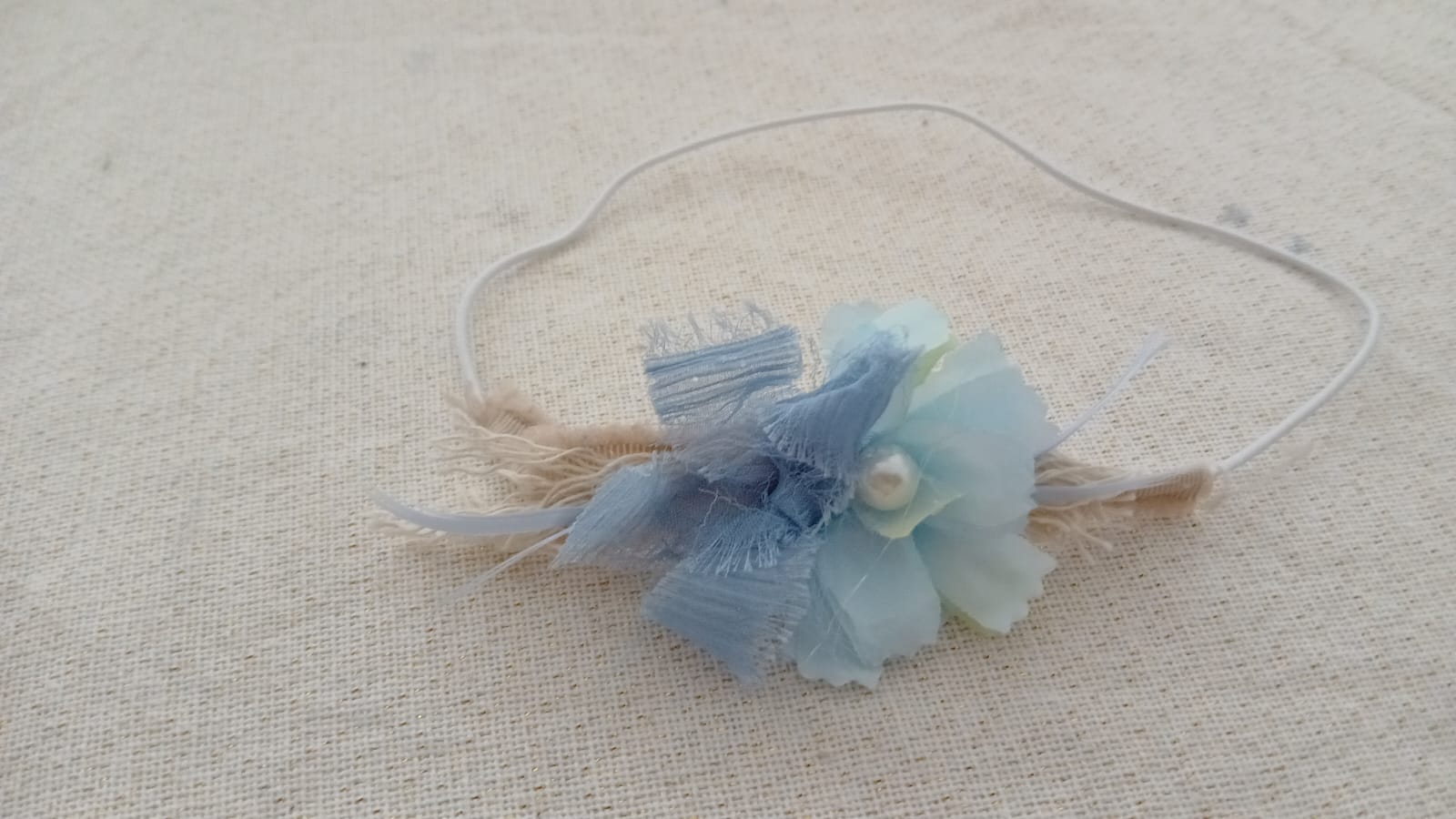 Haarband met bloemen en blauwe veren