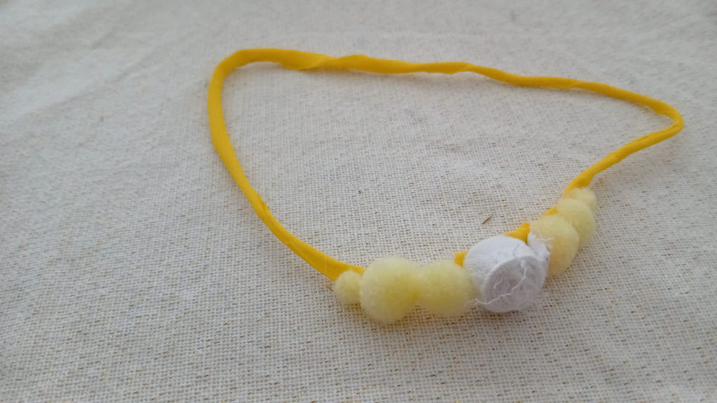 Gele haarband met kralen