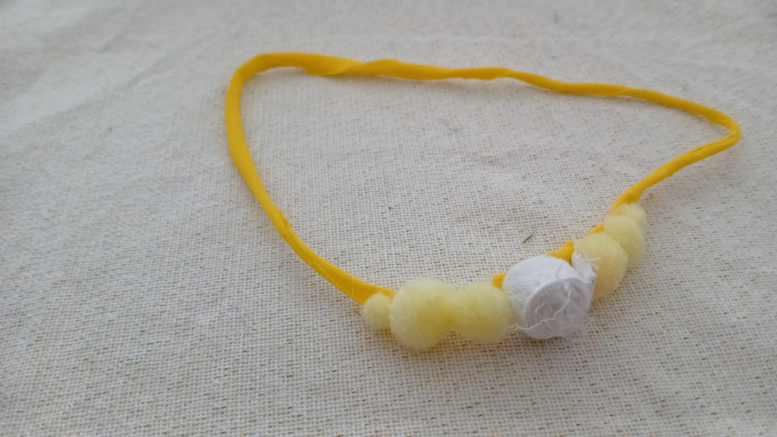 Gele haarband met kralen