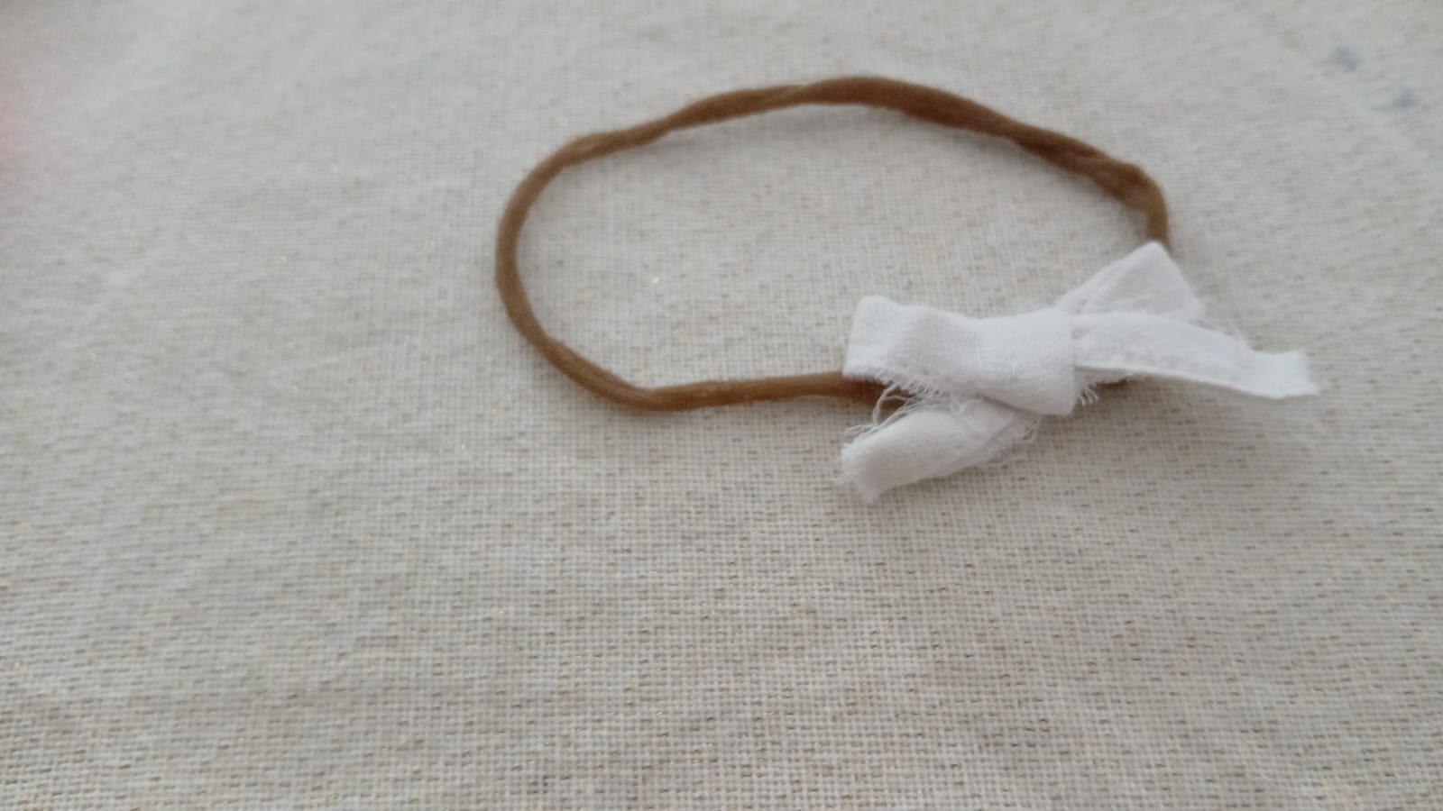 Haarband met wit linnen strik