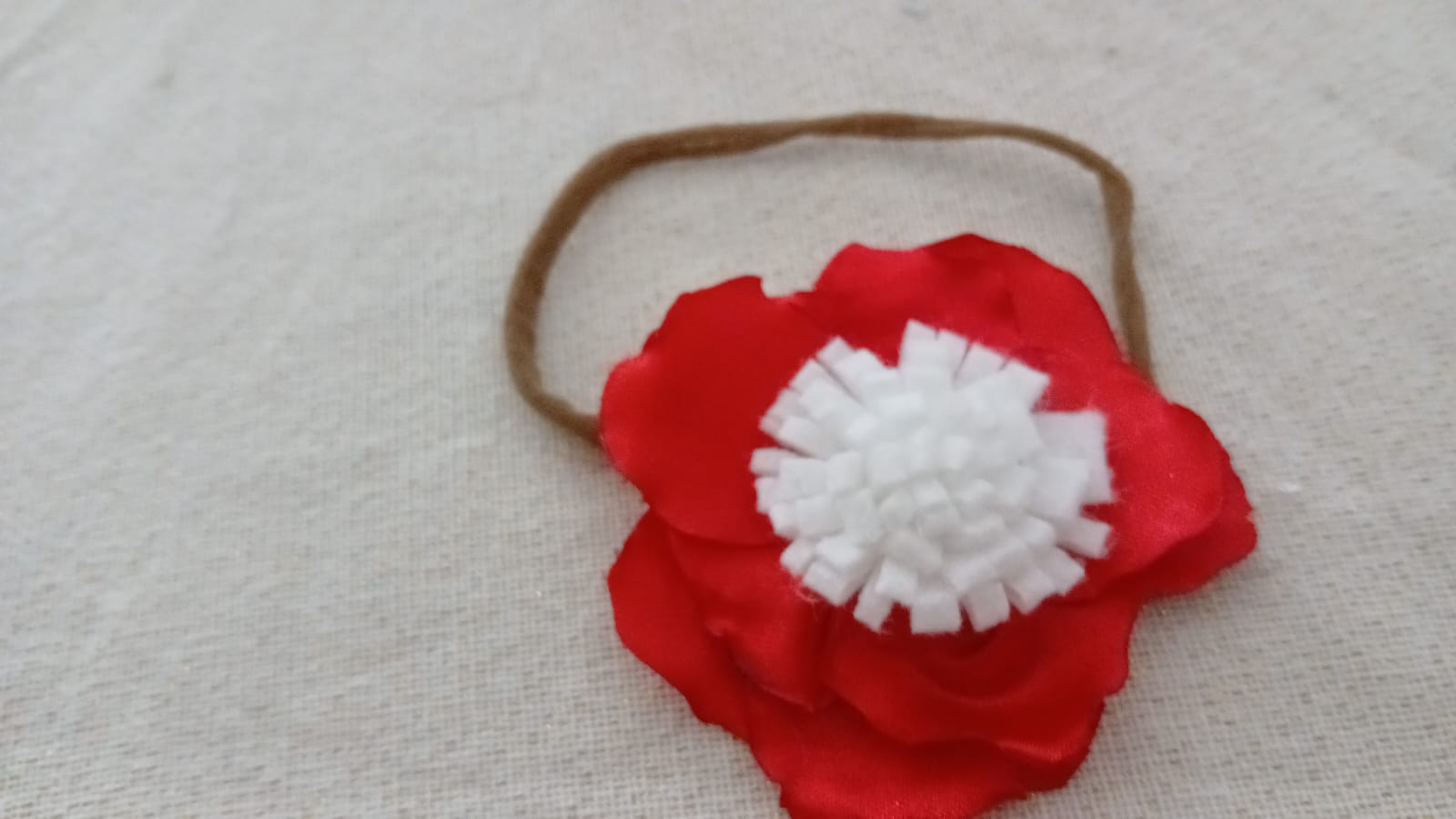 Haarband met rode bloem en wit hart