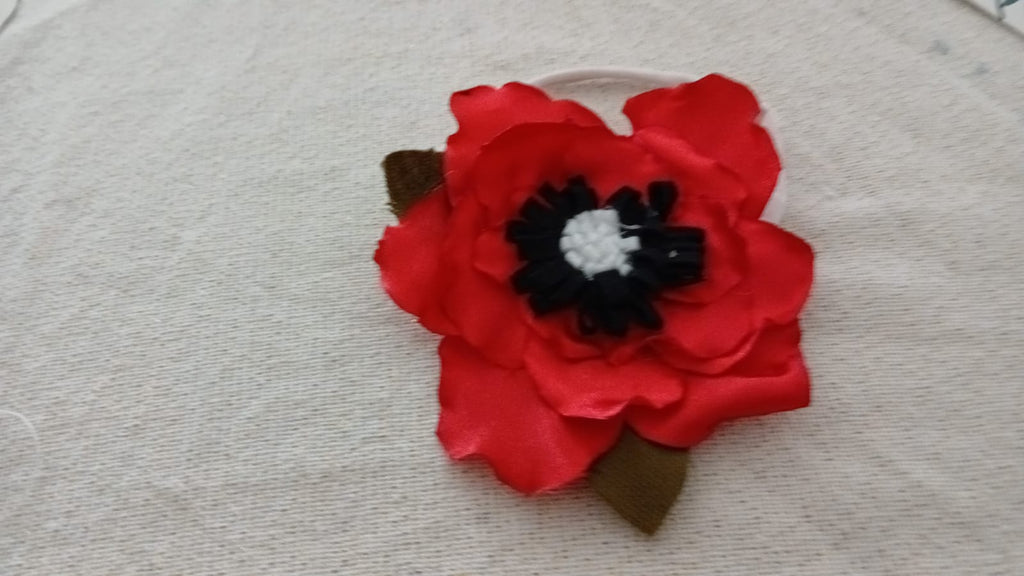 Haarband met rode bloem en zwart middenstuk