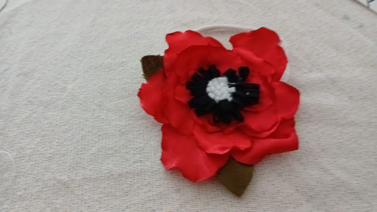Haarband met rode bloem en zwart middenstuk
