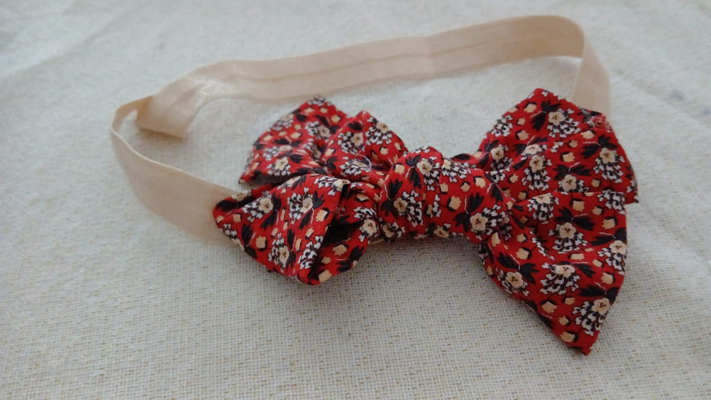 Haarband met rode strik en witte bloemenprint