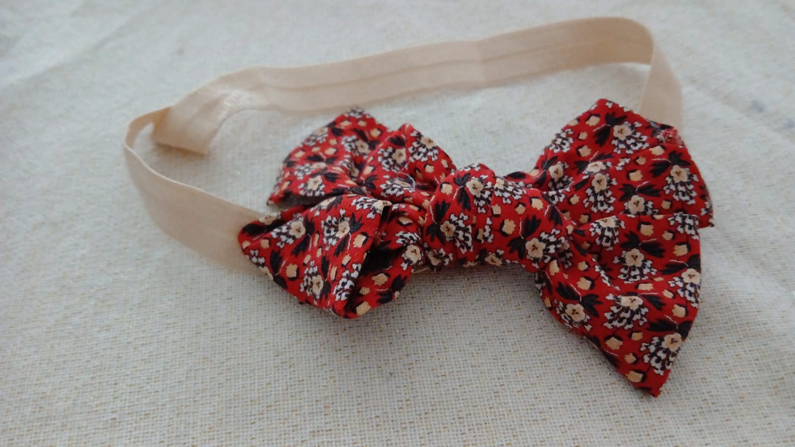 Haarband met rode strik en witte bloemenprint