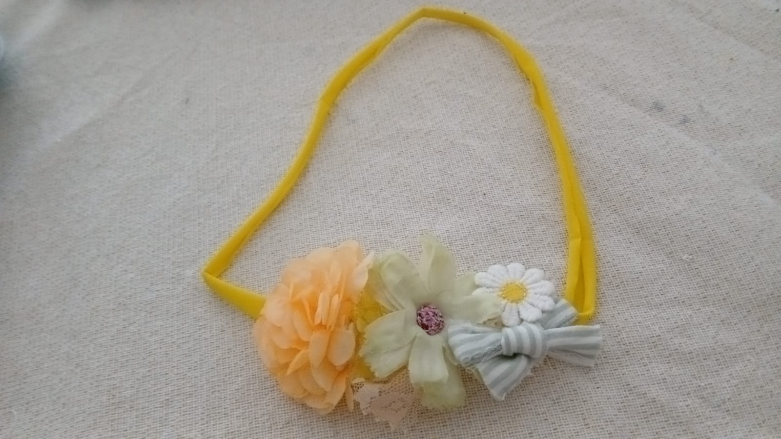 Tule haarband met kleine bloemetjes in perzikkleur