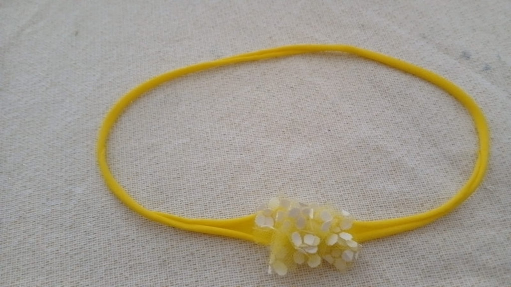 Tule haarband met kleine witte bloemetjes