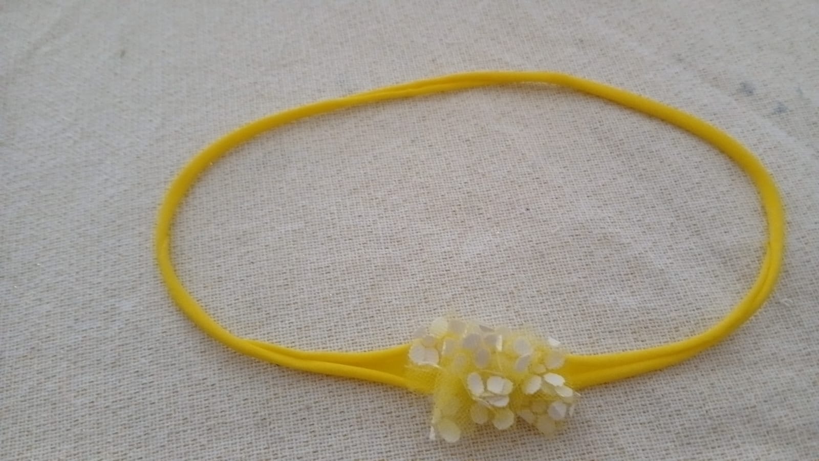 Tule haarband met kleine witte bloemetjes