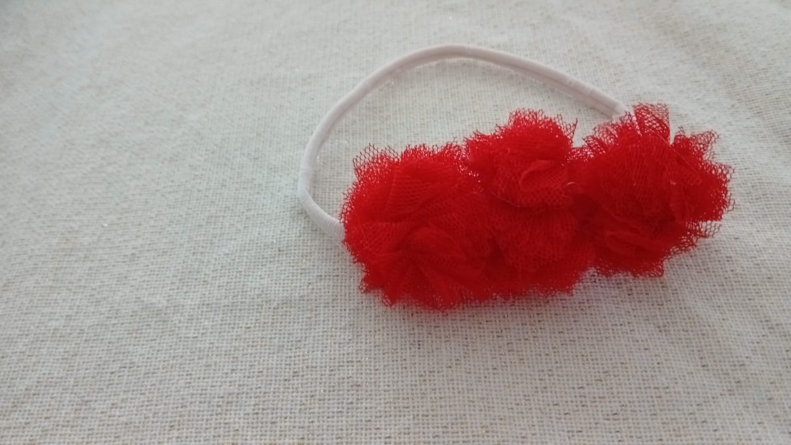 Haarband met rode tulebolletjes