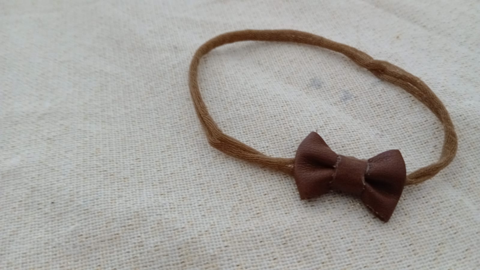 Haarband met bruine leren strik