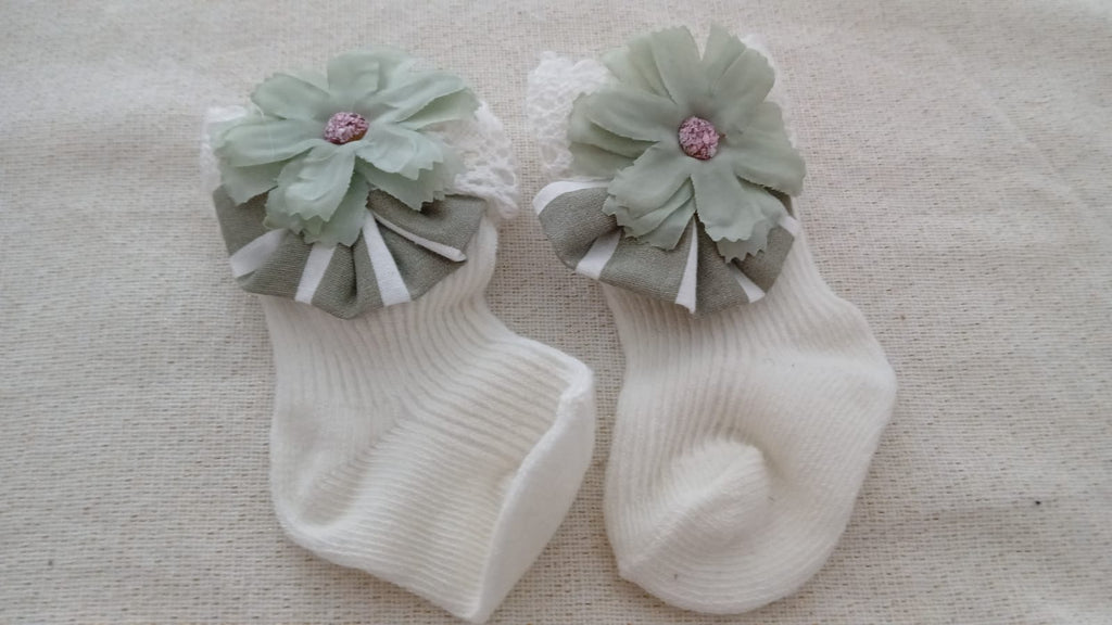 Set panties met witte en groene strepen en bloemen.