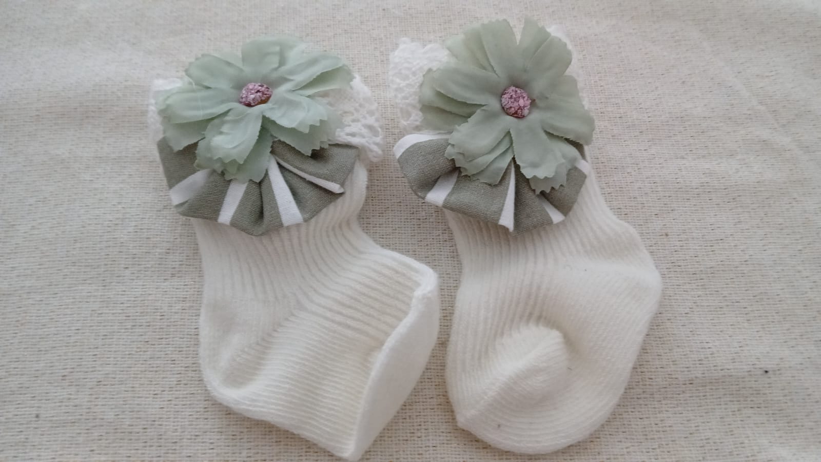 Set panties met witte en groene strepen en bloemen.