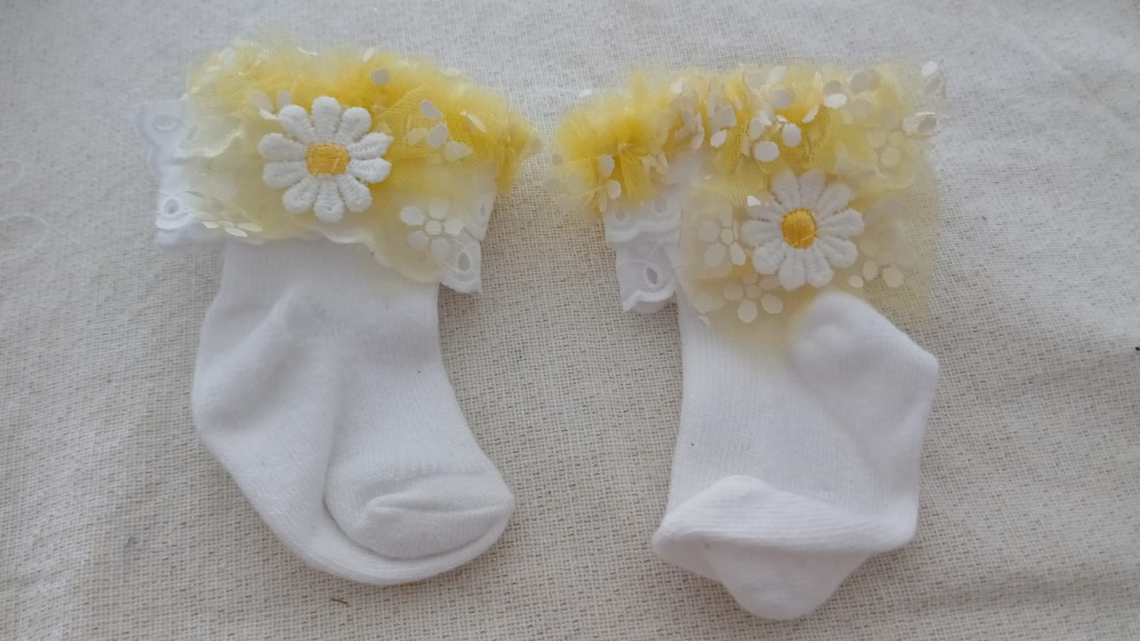 Set slipjes met gele tule en madeliefjes