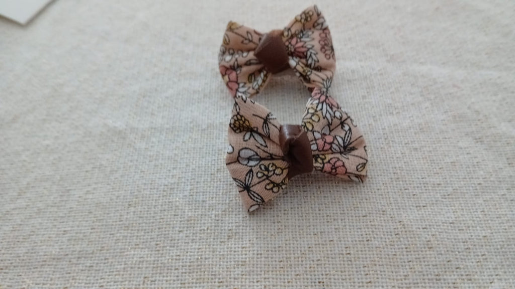 Perzikkleurige haak met witte bloemenprint