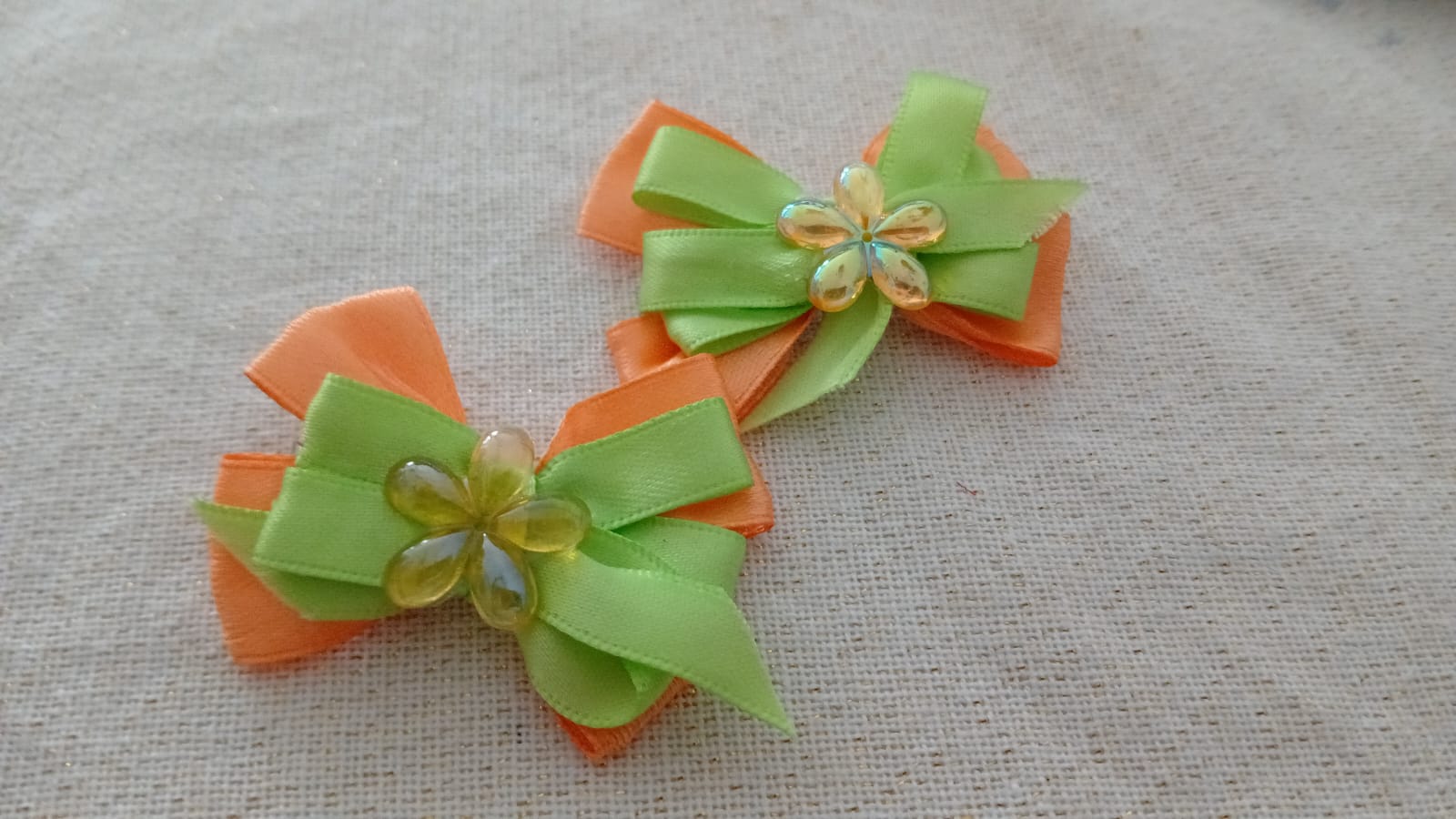 Groene en oranje lintlus