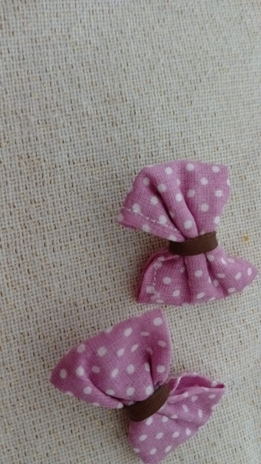 Twee kleine roze strikjes met witte stippen