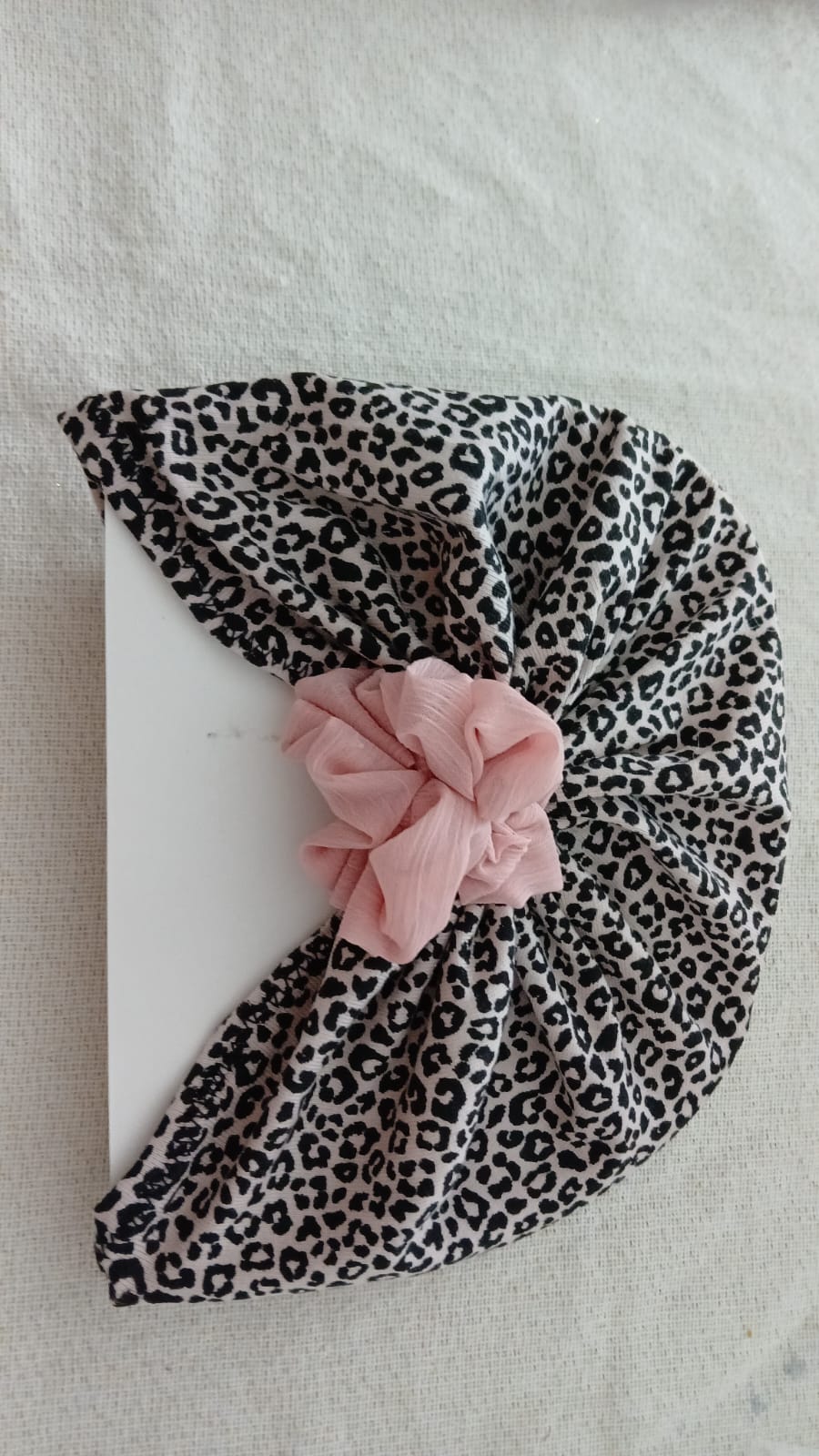 Tulband van roze stof met luipaardprint