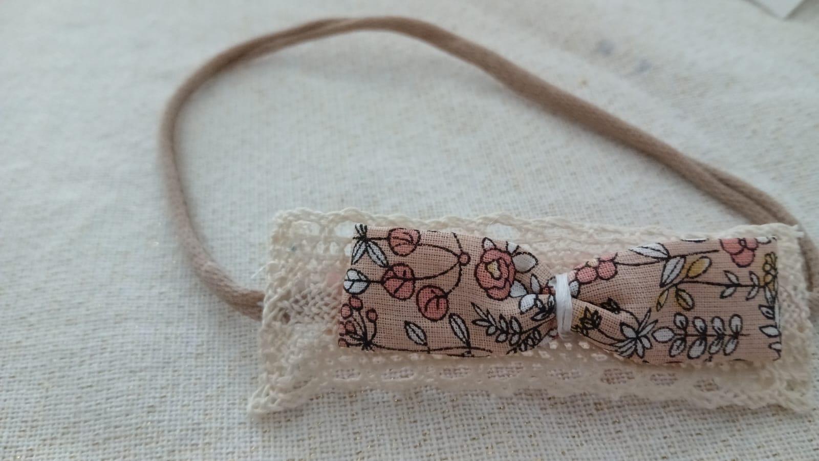 Haarband met perzikkleurige strik en bloemenprint