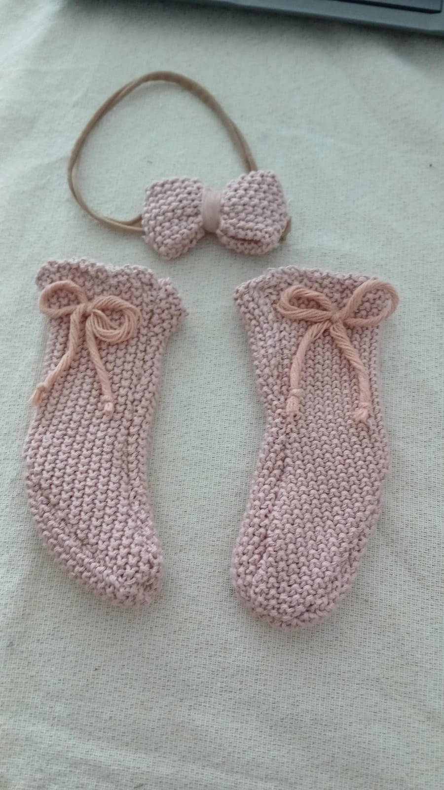 Set gebreide roze sokken en hoofdband